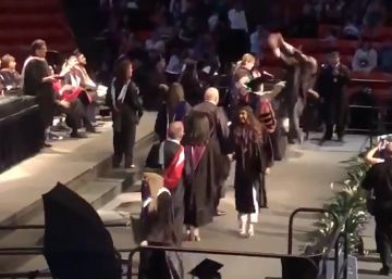 El salto mortal fallido de un joven en su graduación