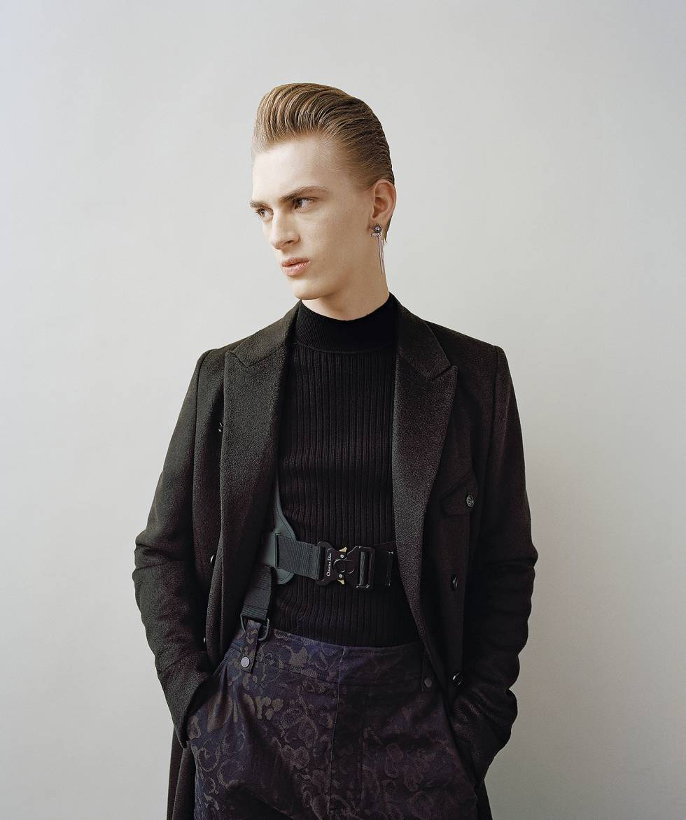 El 'look' de la nueva colección de Kim Jones para Dior se podría definir entre cibernético y sastre.
