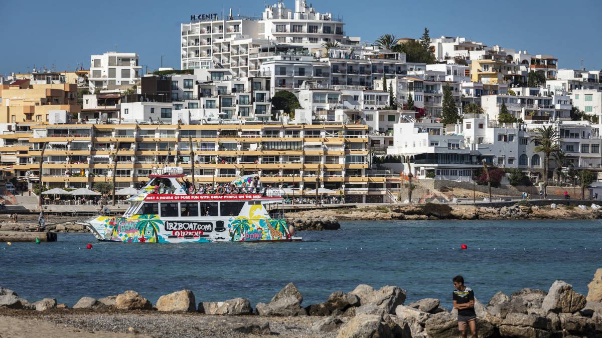 Un edificio en primera línea de playa, en Figueretes.