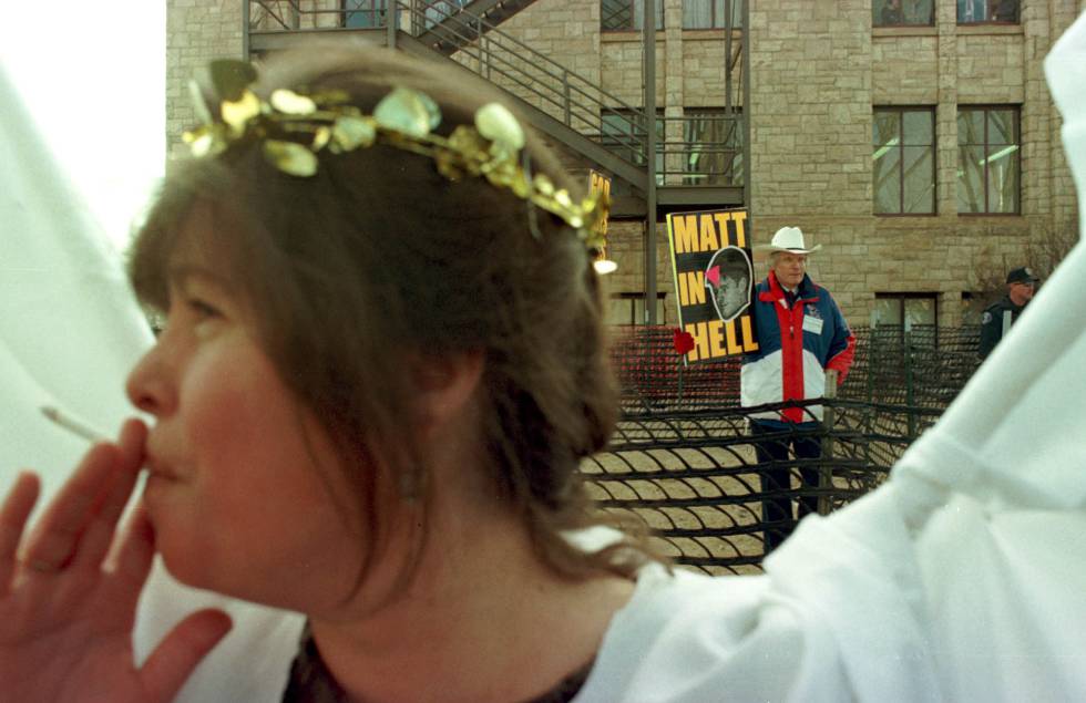En mayo de 1999 finalizó el juicio por el asesinato de Matt Shepard. En esta imagen, Fred Phelps aparece a las afueras del juzgado con una pancarta que reza