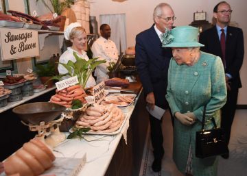 Isabel II, de visita en el supermercado