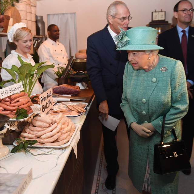 La reina Isabel en su visita al supermercado Sainsbury, en Londres, el pasado miércoles.