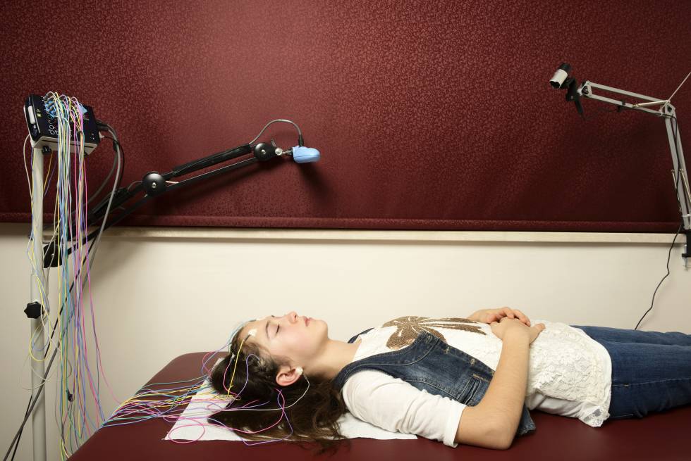 Una joven se somete a un EEG.
