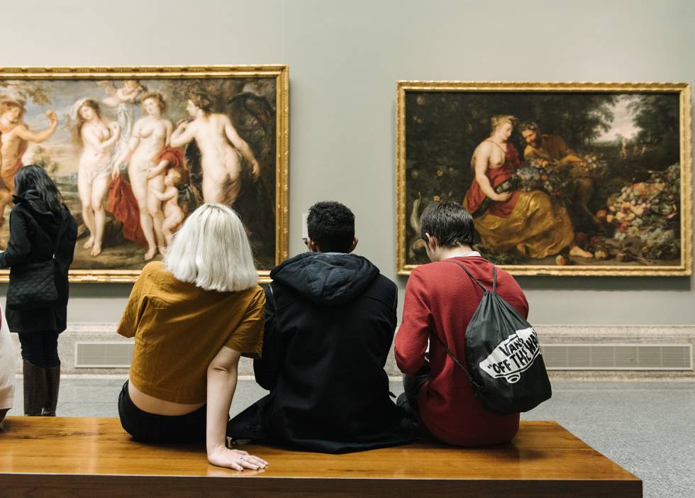 Un grupo de visitantes en una sala del museo.