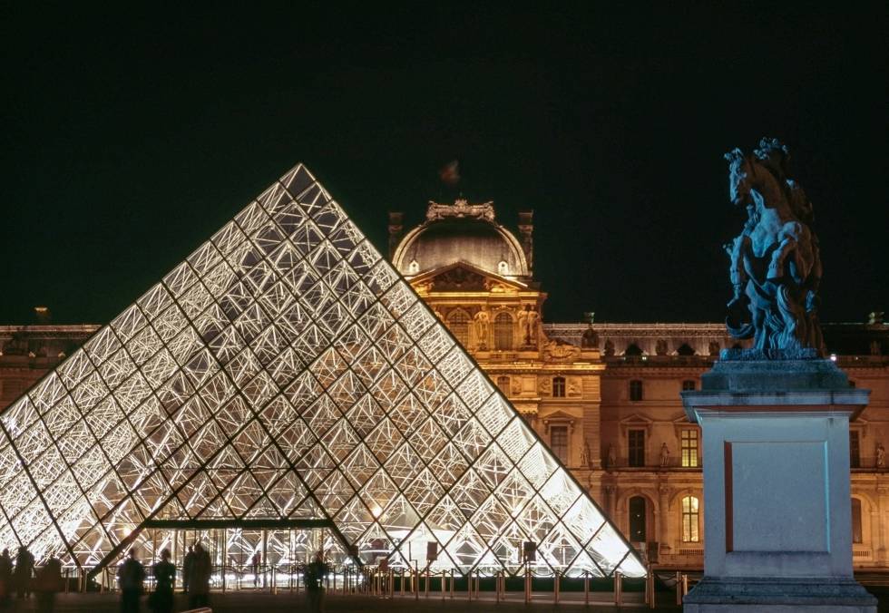 La pirámide de cristal del Louvre, obra de Ieoh Ming Pei (1989).