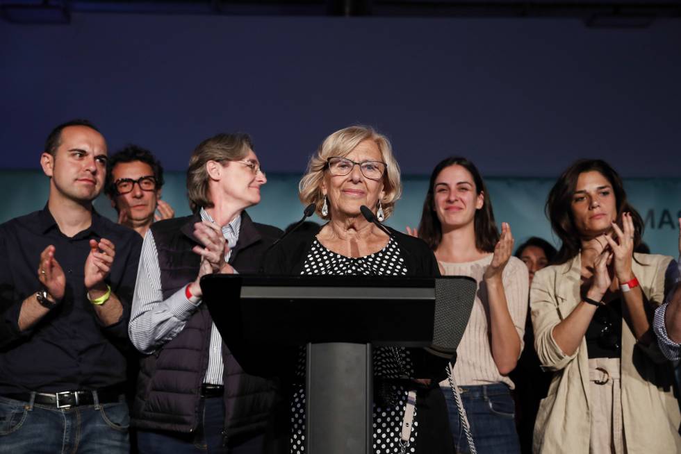 Manuela Carmena (c) concedes defeat on election night.