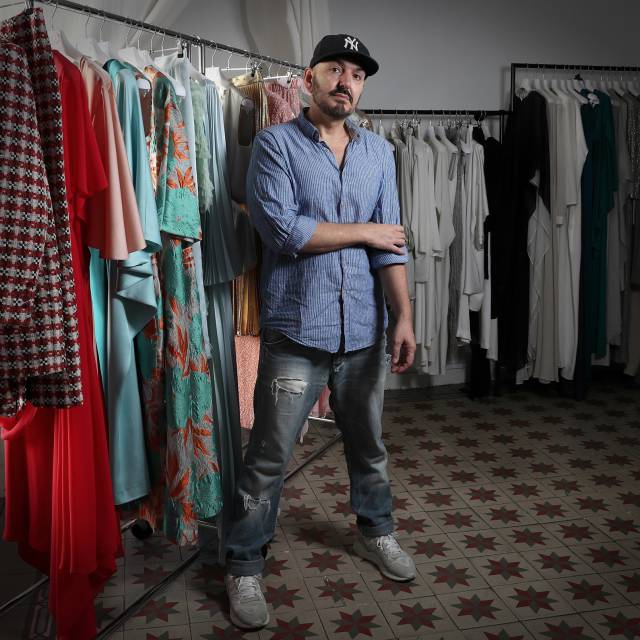 El diseñador Juan Duyos en su estudio de Madrid.