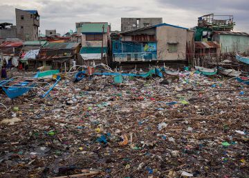 Los pescadores filipinos recogen más plástico que peces