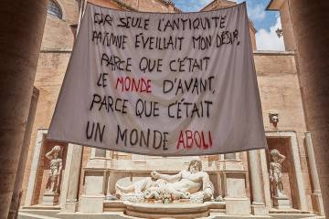 Una cita del historiador y arqueólogo Paul Veyne daba la bienvenida a los asistentes al desfile Crucero 2020 de Gucci en los Museos Capitolinos de Roma.