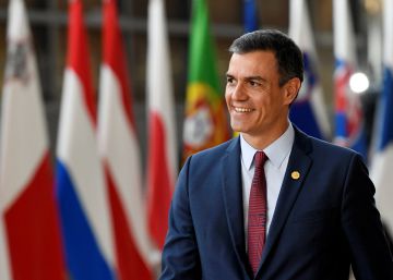 Sánchez juega a todas las bandas sin moverse