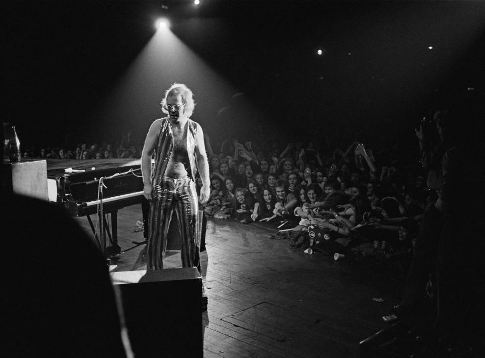 Elton John en un concierto en 1973, el año que editó 'Funeral for a friendLove lies bleeding'.