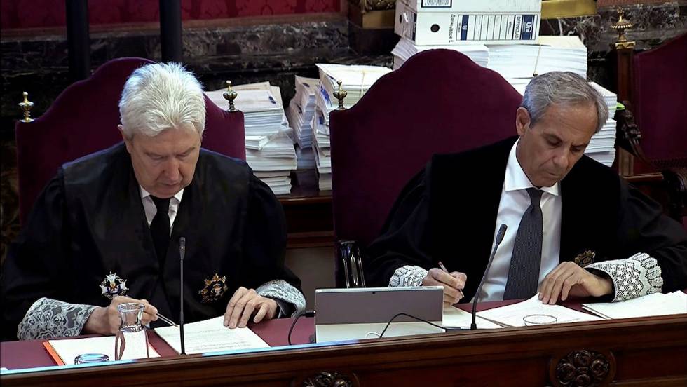 The prosecutors Javier Moreno (r) and Fidel Cadena at the trial inside the Supreme Court.