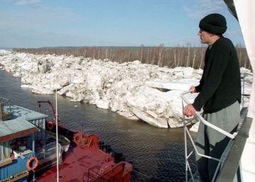 El hielo que ‘camina’ por la orilla de un río en Siberia