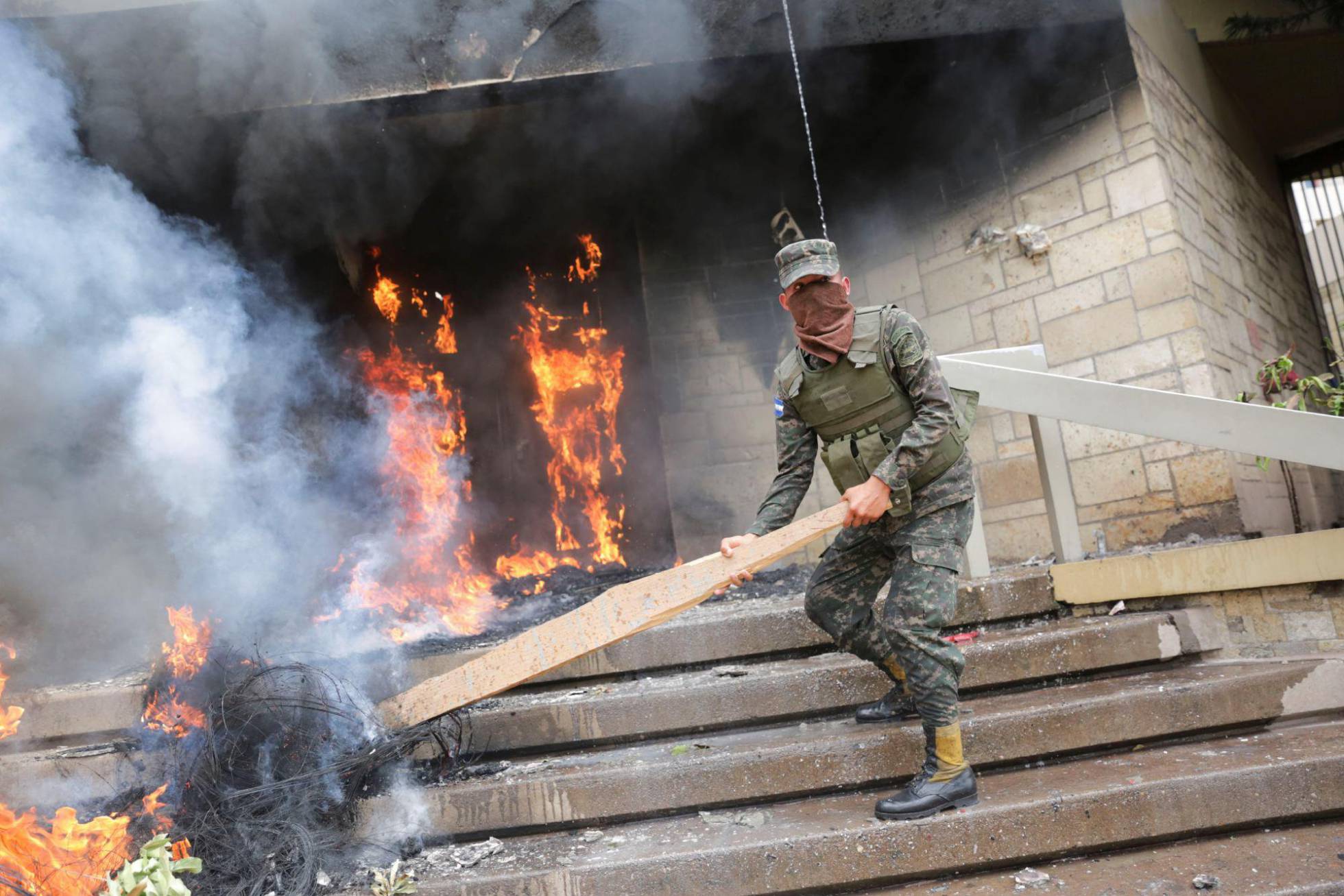 Las protestas en la Embajada de Estados Unidos en Honduras, en imágenes