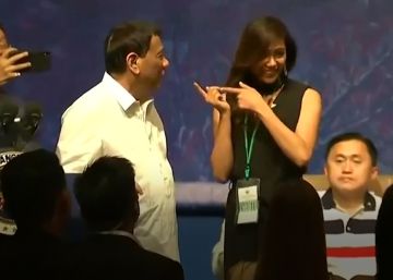 Duterte besa a varias mujeres durante un encuentro con filipinos en Japón