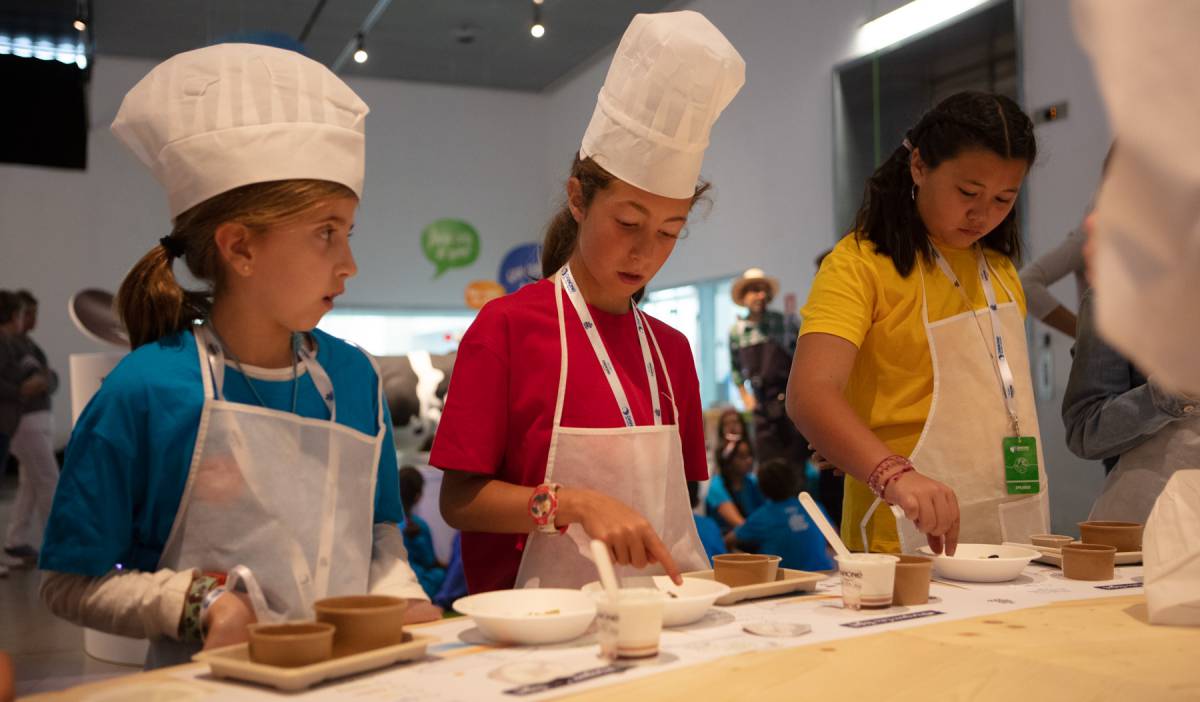 Varias niñas participan en un taller de cocina.