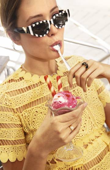 Copa de helado Red Velvet de Jijonenca. Mathea Lucchini lleva vestido de Maje, gafas de Valentino, colgantes de BIIS y Suárez, y anillo de Andrés Gallardo en la mano izquierda.
