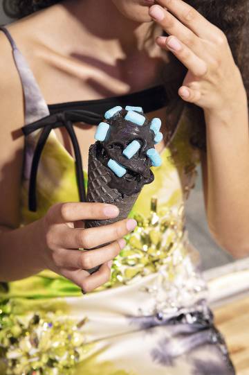 Helado de Black Vainilla con nubes azules de N2Lab y vestido de Prada.