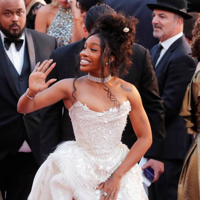La cantante SZA saluda en la alfombra roja de la pasada ceremonia de los Oscar.