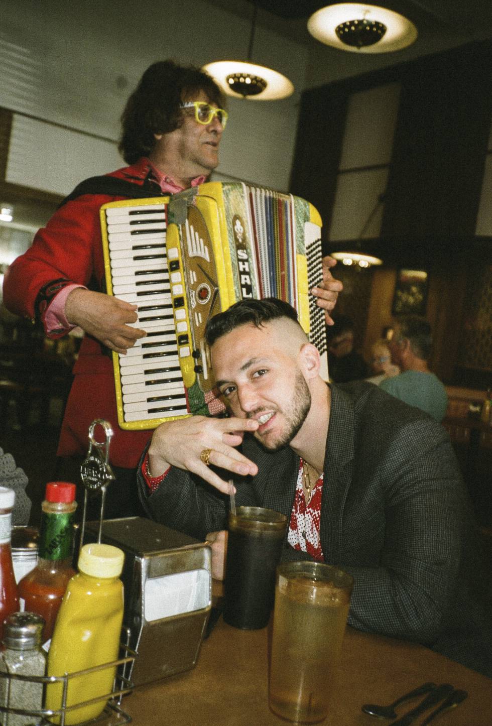 Magnífico acordeonista en el Canter's Deli de Los Ángeles.