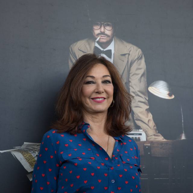 Ana Rosa Quintana posa delante de de su retrato, caracterizada como hombre en el Auditorio del Santander, en Madrid.