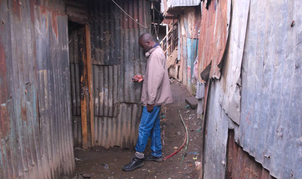 Jackson Makuru usa un GPS básico para mapear el asentamiento informal. Muchos jóvenes locales trabajan en proyectos con Spatial Collective, que busca obtener datos de lugares no censados.