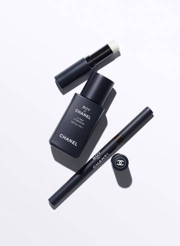 Inspirada en Boy Capel, legendario compañero de Chanel, la colección Boy de Chanel (La Tez, El Bálsamo Labial y El Lápiz para Cejas) se vende en la tienda ‘online’ de la firma.