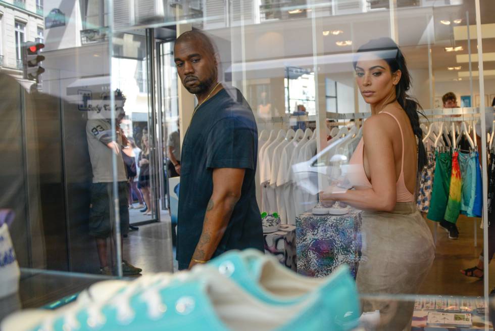 Kanye West y su pareja, Kim Kardashian, de compras. El rapero fue dependiente de la cadena de ropa GAP antes de ser el vocazas mayor del rap y, de paso, multimillonario.