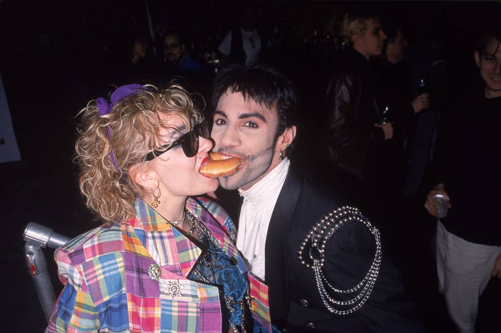 Una imitadora de Madonna haciendo un guiño al primer oficio de la cantante: camarera de Dunkin’ Donuts.