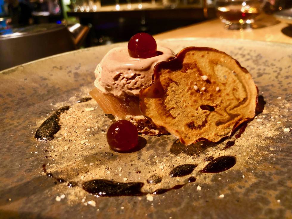 Berenjena confitada, helado de nueces pecán, sal, caramelo balsámico de manzanas y chips de la propia berenjena Capel