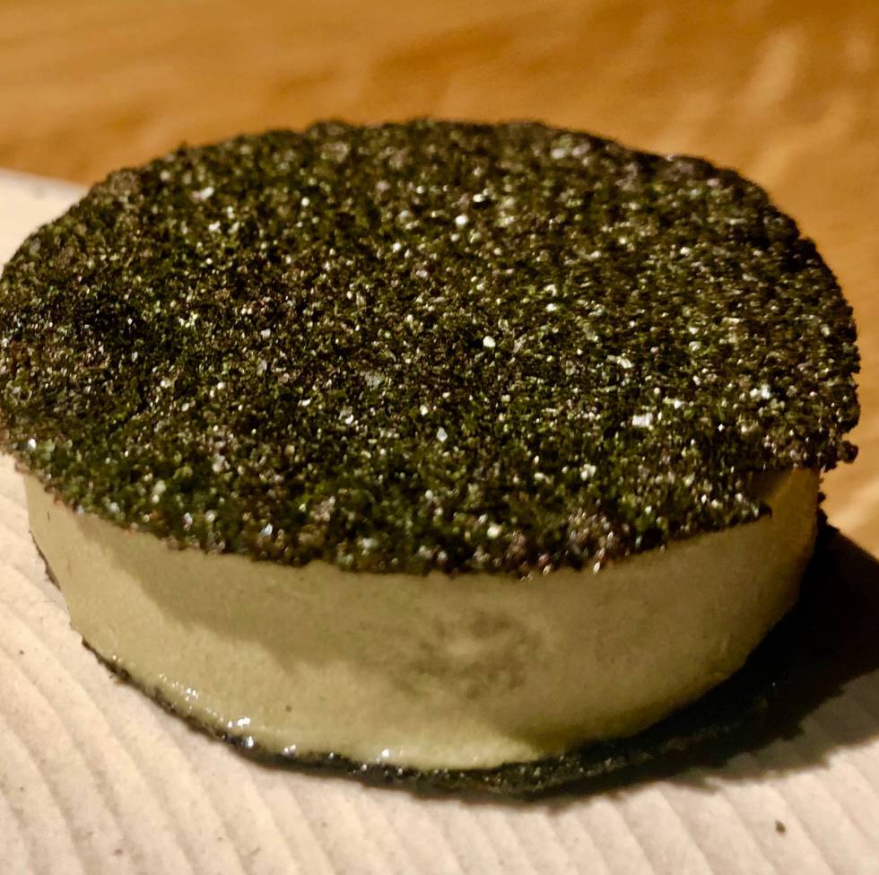 Sándwich de galleta de algas nori crujientes, rellenas de helado de las mismas algas Capel