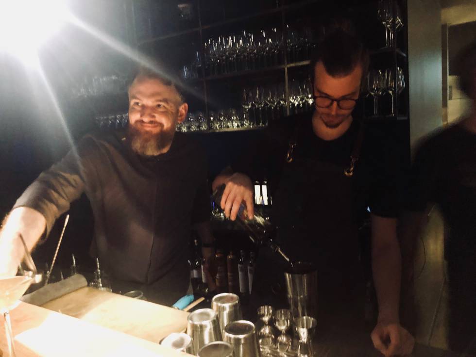 René Frank detrás de la barra de Coda, junto al bartender Capel