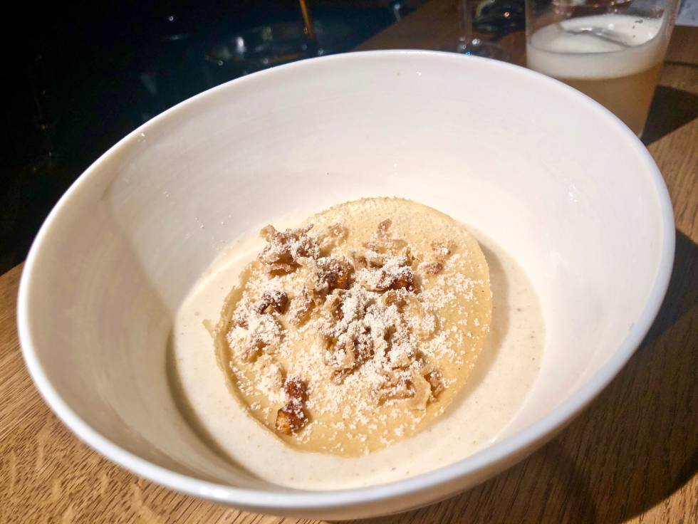 Pasta de almendras y espuma de leche de almendras sobre un sorbete de dátiles, canela, pechuga de pollo y torreznos de piel de pollo Capel