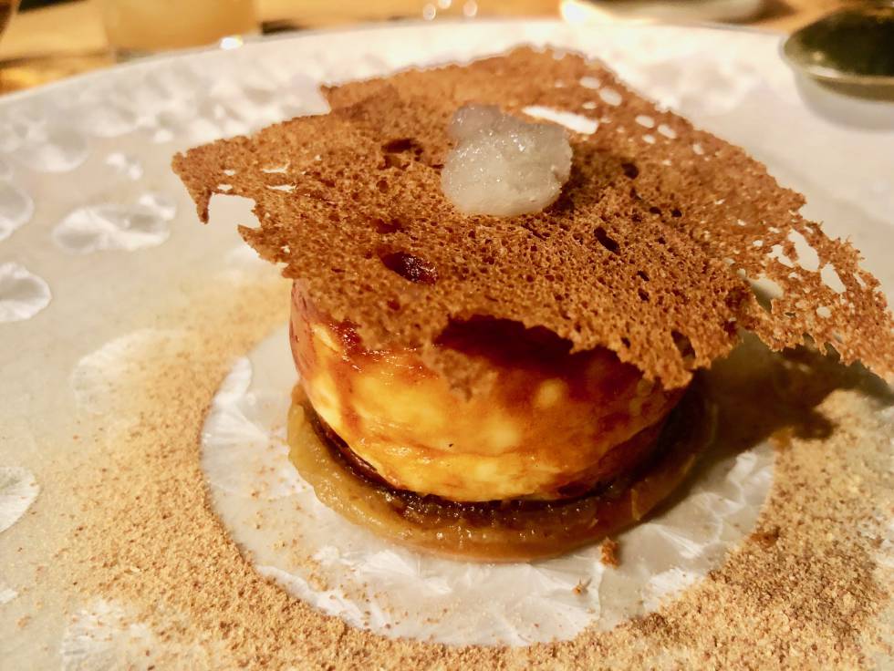 Tartita de queso austriaco alpino, cubierta por una galleta con una cucharadita de chucrut encima. En la base, peras maceradas en especias, sin agua, ni azúcar Capel