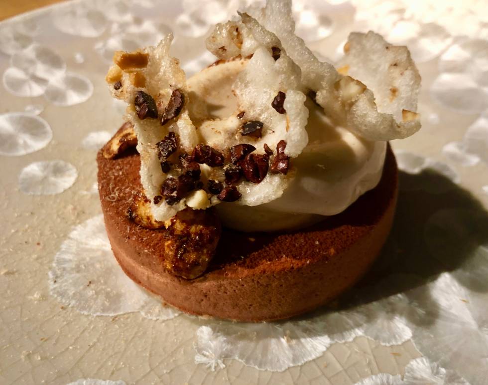 Gofre de arroz con un helado de amazake. Encima espuma de chocolate y salsa de cacahuetes tostados. Al final katsuobushi (bonito seco y ahumado) rallado Capel