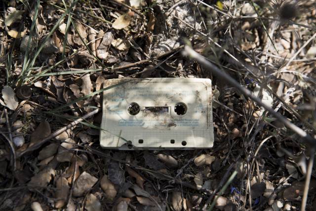 Un casete abandonado en el campo.