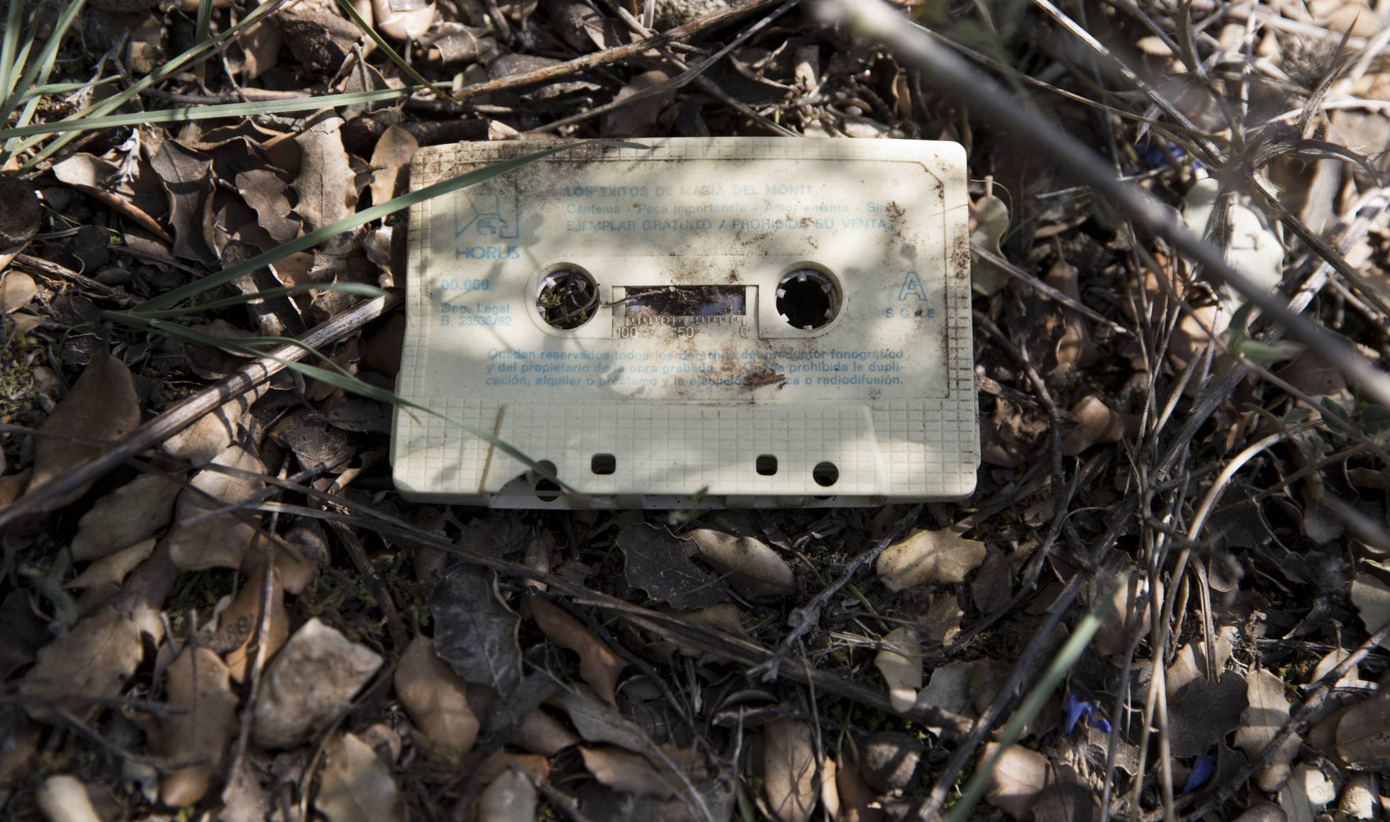 Un casete abandonado en el campo.