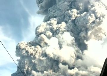 La erupción del volcán Sinabung provoca una columna de ceniza de siete kilómetros