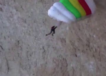 Un paracaidista se fractura la pierna al chocar contra un muro