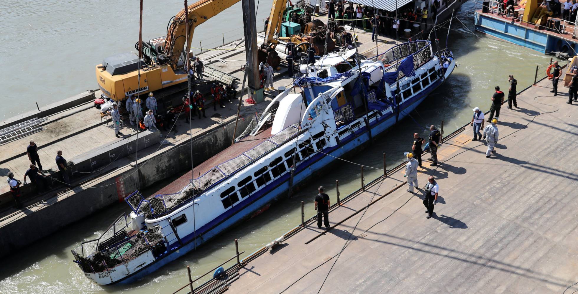 Operación de rescate del barco 'Sirena' este martes en Budapest (Hungría).