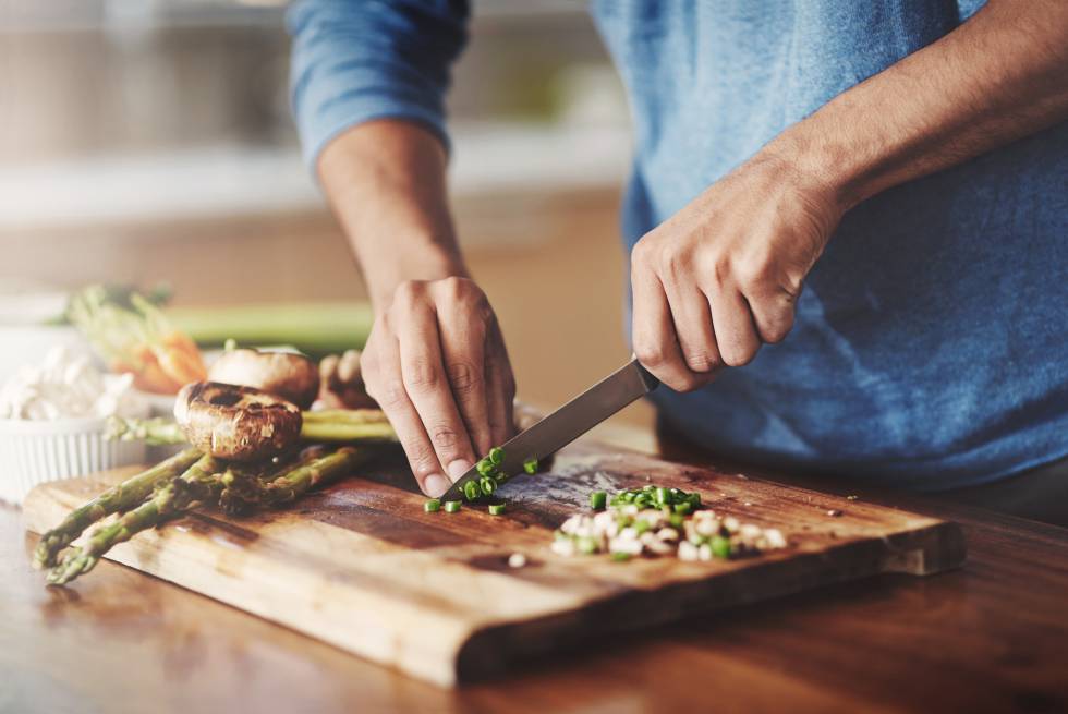 Comemos menos fruta y aceite de oliva, y más dulces y platos preparados. ¿Cómo invertir la tendencia?
