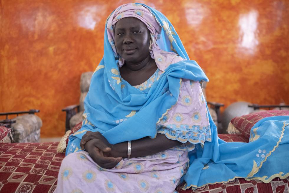 La jefa del barrio, Madame Yade, en el salón de su casa.
