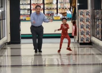 El baile viral de un niño con su abuelo en un supermercado el día antes de su operación