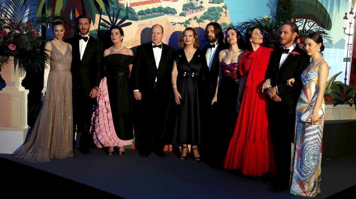 La familia Grimaldi, con la actriz Carole Bouquet.