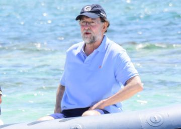 Mariano Rajoy, del traje y la corbata al polo y las bermudas