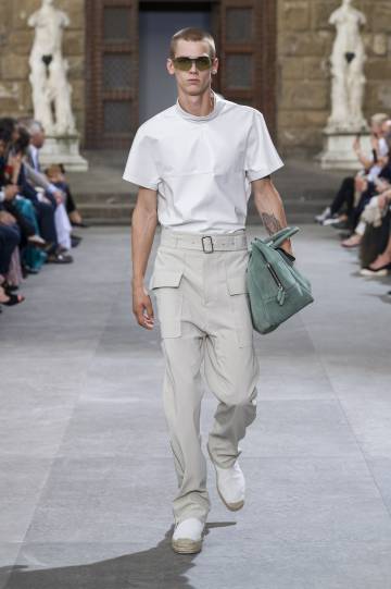 La colección de moda masculina de Salvatore Ferragamo primaveraverano 2020 incluye pantalones cargo lujosamente rediseñados.