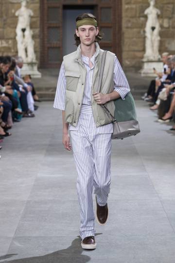 Paul Andrew ha imaginado un sofisticado chaleco multibolsillos en la colección primavera verano 2020 de Salvatore Ferragamo, presentada en Pitti Uomo 96.