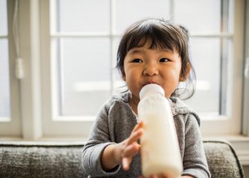 Mi hijo tiene más de dos años y aún toma biberón, ¿qué debo hacer?