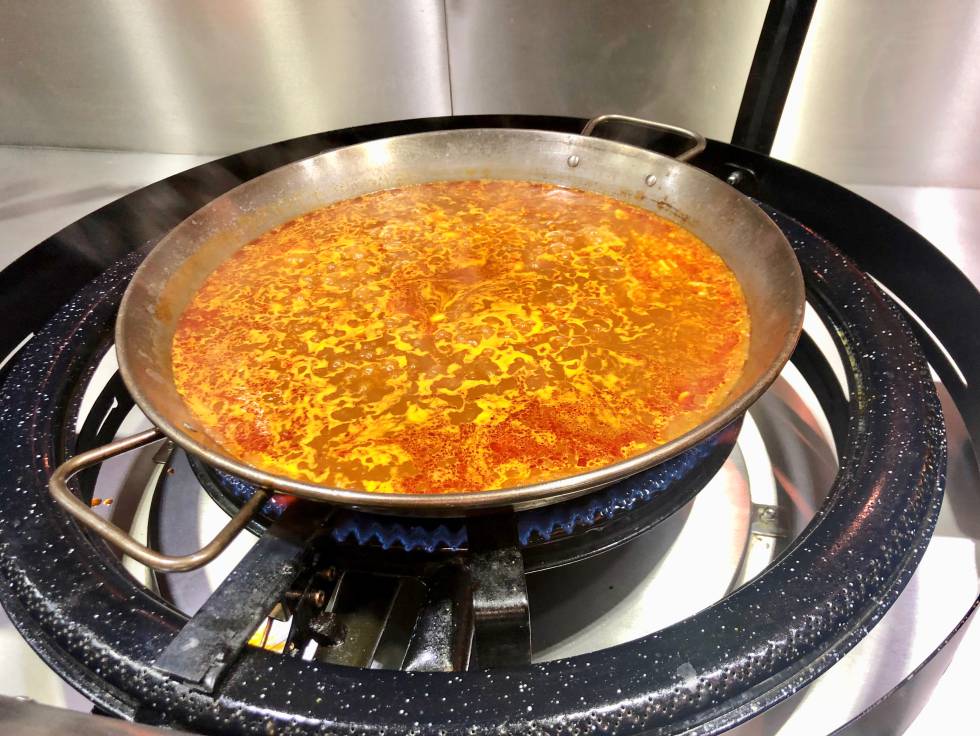 Tradición junto a modernidad. Arroz preparado con fuego de gas según un programa que mide tiempos y cantidades estrictas. Un complemento de los arroces con fuego de leña Capel