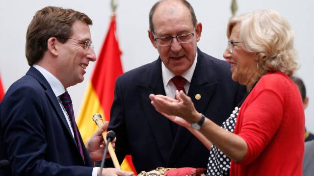 Manuela Carmena entrega el bastón de mando a José Luis Martínez Almeida, nuevo alcalde de Madrid.